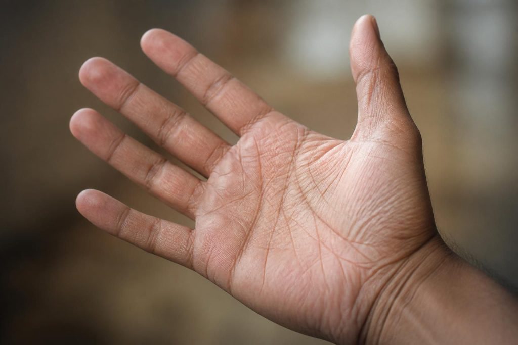 découvrez ce que la ligne de votre main droite révèle sur votre personnalité profonde et explorez les secrets de votre caractère à travers la chiromancie.